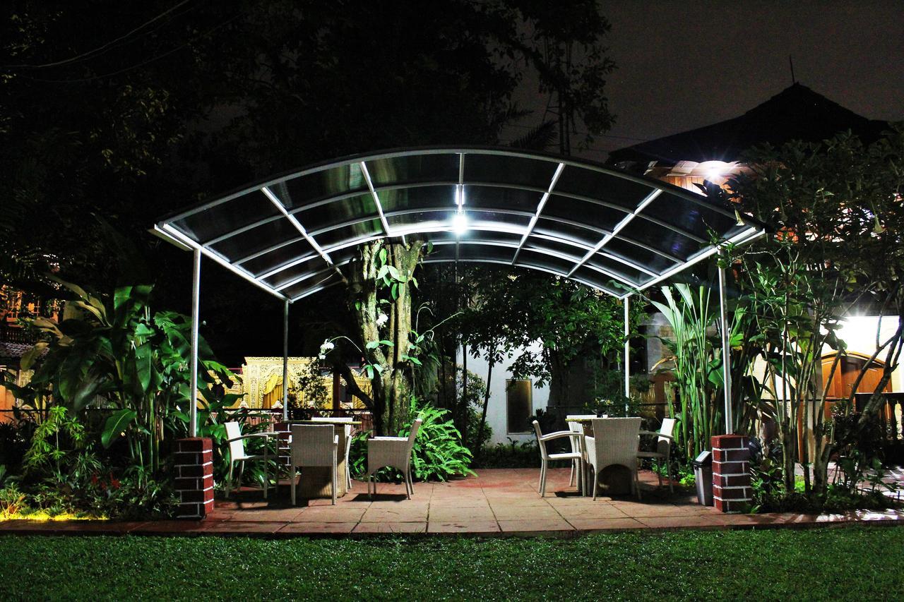 Reddoorz Hostel @ Dago 2 Bandung Eksteriør billede